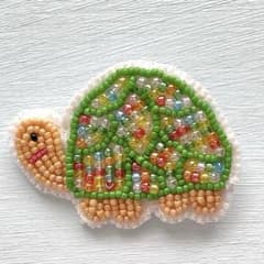 福亀ブローチ ビーズ刺繍 縁起物のサムネイル