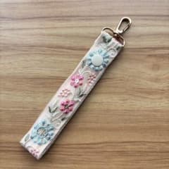 ハンドメイド♡ インド刺繍リボン ハンドストラップのサムネイル