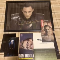 トム・ヒドルストン直筆サイン＋グッズセットのサムネイル