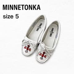 MINNETONKA ミネトンカ モカシン ホワイト ビーズ装飾 22㎝ - メルカリ