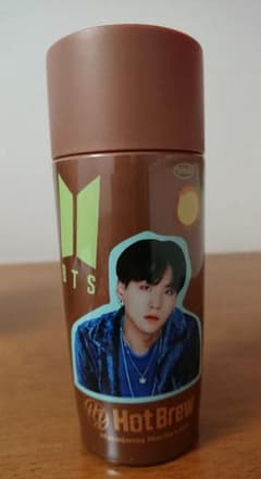 BTS コーヒー ホットブリュー マカダミアモカラテ シュガ SUGA ユンギのサムネイル