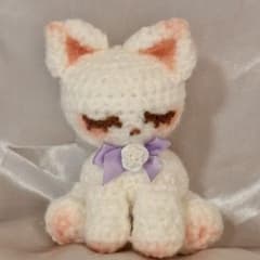 白猫 おねむねこちゃん 編みぐるみ - メルカリ