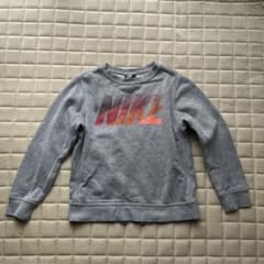 NIKE グレー ロゴ入り トレーナー 140cmのサムネイル