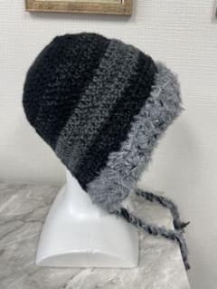 ハンドメイド ブラック＆グレー系 耳あて付き ニット帽 ビーニーのサムネイル