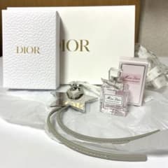 Dior ノベルティスターチャーム　ミニチュア香水付きのサムネイル