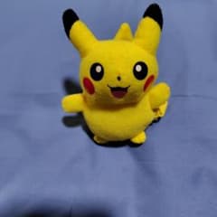 ピカチュウ ぬいぐるみ ファスナー付き モンスターボールに変身 - メルカリ