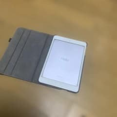 AppleiPadmini第一世代wi-fiモデルのホワイト＆シルバーケース付きのサムネイル
