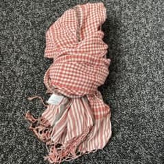 赤と白のチェック柄ストールのサムネイル