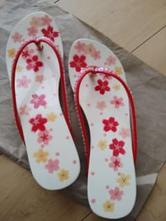 可愛いスパンコール付き花柄　下駄のサムネイル