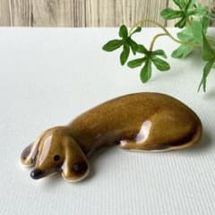 23. ダックスのペーパーウェイト 置物 犬 寝そべり レッド - メルカリ