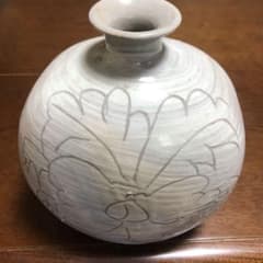 扁壺2 粉青沙器剥地牡丹文扁壺 写し - メルカリ