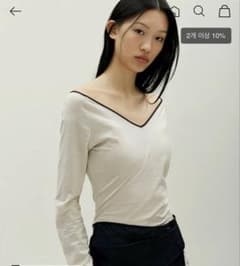ATTISESSION ＜Anggae＞コントラスト スクープネック トップスのサムネイル