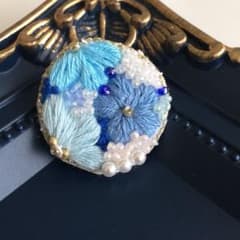 ハンドメイド　刺繍ブローチ　水色の花畑のサムネイル