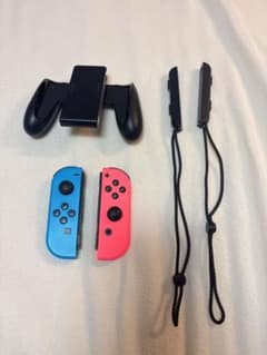 Nintendo Switch ジョイコン 青赤セット ストラップとスタンド付きのサムネイル
