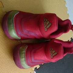 アディダスのサムネイル