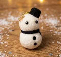 羊毛フェルト スノーマン 雪だるま 黒 ハンドメイド - メルカリ