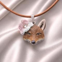 キツネ　ペンダント　編み物　スワロフスキー　｜　花飾りの動物ペンダントトップのサムネイル