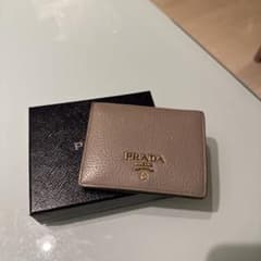 【希少】美品PRADA 二つ折り財布 グレー ジュ箱付きのサムネイル