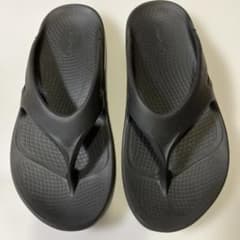 【良品】OOFOS ウーフォス OOriginal サンダル 黒 27cmのサムネイル