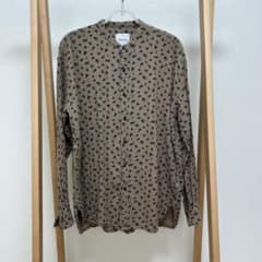 ARMEN バンドカラーシャツ 花柄 ベージュのサムネイル