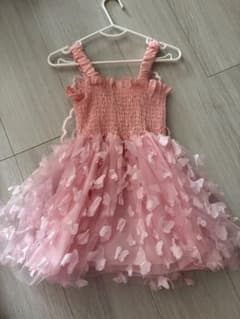 ピンクの蝶刺繍付きベビードレスのサムネイル