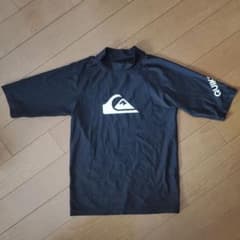 美品 QUIKSILVER クイックシルバー ラッシュガード 水着のサムネイル
