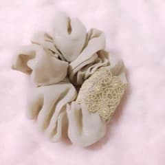 シュシュ  ベージュ×金のサムネイル