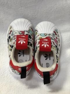 adidas キッズシューズ カラフルキャラクター柄 サンリオ 12センチのサムネイル