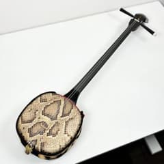 沖縄 三線 本蛇皮 黒漆 カラクイ1本欠品 - メルカリ