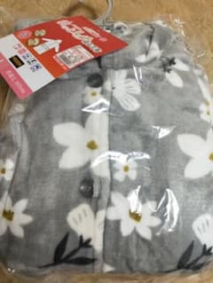 新品☆しまむらFIBER HEAT潤っとリッチ 着る毛布 花柄 グレー