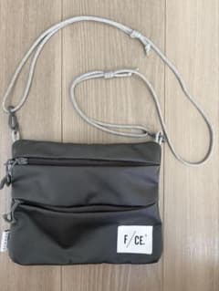 F/CE. エフシーイー サコッシュ ショルダーバッグ グレーのサムネイル