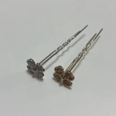 ヘアピン 2本セット シルバーとゴールドのクローバーモチーフ ヘアアクセサリーのサムネイル