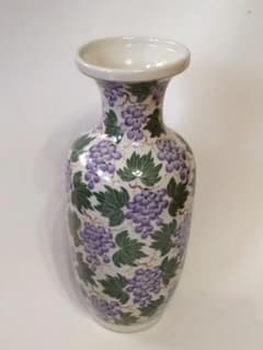 ぶどうと葉の装飾の陶器花瓶 ぶどう装飾の陶器花瓶 - メルカリ