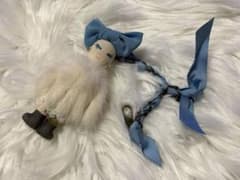demodeeチャーム ファー&青色リボン付きのサムネイル
