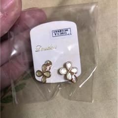 四つ葉のクローバーピアスのサムネイル