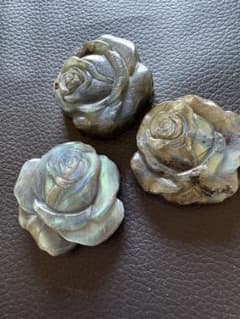 専用ページ（ラブラドライト   バラ 28粒 貫通穴あり） ラブラドライト薔薇 パーツ 貫通穴あり 難あり3個セット - メルカリ