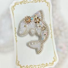 [615] 白イルカ ビーズ刺繍ブローチ ハンドメイドのサムネイル