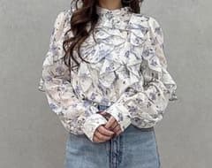 マーキュリーデュオ 配色メローラッフルブラウス 花柄のサムネイル