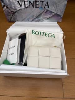 ソエノ様専用 BOTTEGA VENETA ホワイトレザー二つ折り財布のサムネイル