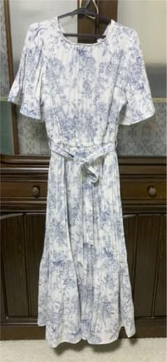 田中みな実 リボンベルト付き花柄消しプリーツフレアワンピースのサムネイル