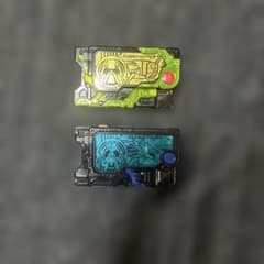 仮面ライダーゼロワン　DXシャイニングホッパー&アサルトウルフプログライズキーのサムネイル