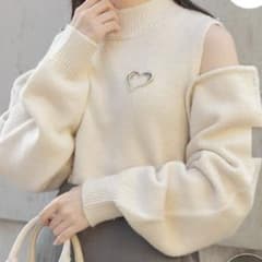 ブローチ付ハイネック肩開き短丈ニットのサムネイル