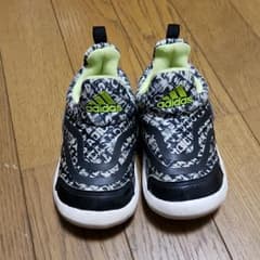 adidasのサムネイル