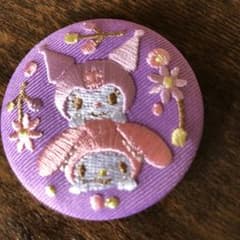 クロミ刺繍缶バッチのサムネイル