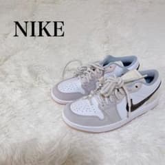 NIKE ナイキ ローカットスニーカー チャーム付き 替え紐付きのサムネイル