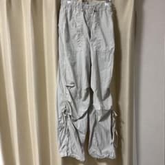 GU ワークパンツ カーゴパンツ ライトグレー Sサイズのサムネイル