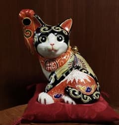 九谷焼　招き猫　５.５号　赤富士に鶴　唐草模様　新品箱付き　シルク製座布団付き 九谷焼 招き猫 5.5号 赤富士に鶴 唐草模様 新品箱付き シルク製