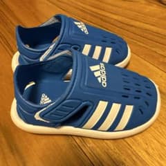 adidas ベビーサンダル 青色 ストラップ付きのサムネイル