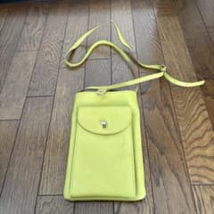 お値下げ❗️イエローレザーショルダーバッグのサムネイル