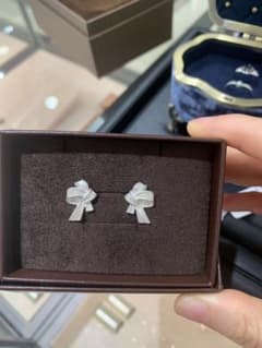「新品、未使用」agete リボンモチーフ シルバー　ピアスのサムネイル